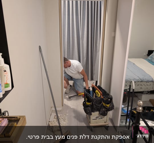 אדם עובד על משקוף דלת עם כלים שונים
